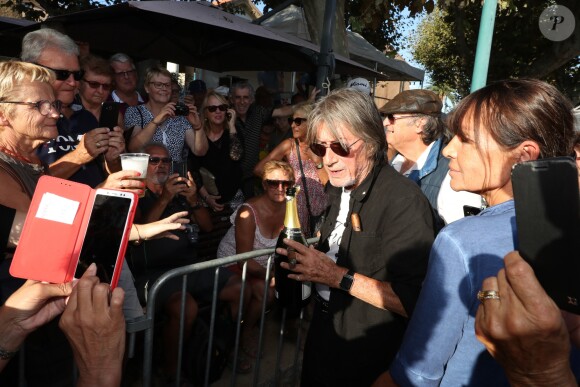 Jacques Dutronc - Challenge Henri Salvador 2019, Un tournoi VIP de Pétanque "Souvenir Henri-Salvador" organisé chaque année à l'Ile-Rousse par le Sport Pétanque Ile-Rousse, en Corse, France, le 13 Septembre 2019. S.Vartan est la marraine d'honneur de cette édition 2019; J.Dutronc est venu pour faire le show, avant le coup d'envoi en faisant sauter le bouchon d'une bouteille et d'aller à la rencontre du public. A noter aussi que les "Amies de Julie" étaient là pour poursuivre leur combat pour J.Douib assassinée au mois de Mars dernier à l'Ile-Rousse par son ex-mari et pour toutes les violences faites aux femmes. © Olivier Sanchez/Crystal/Bestimage