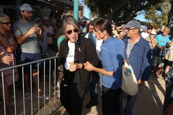 Jacques Dutronc - Challenge Henri Salvador 2019, Un tournoi VIP de Pétanque "Souvenir Henri-Salvador" organisé chaque année à l'Ile-Rousse par le Sport Pétanque Ile-Rousse, en Corse, France, le 13 Septembre 2019. S.Vartan est la marraine d'honneur de cette édition 2019; J.Dutronc est venu pour faire le show, avant le coup d'envoi en faisant sauter le bouchon d'une bouteille et d'aller à la rencontre du public. A noter aussi que les "Amies de Julie" étaient là pour poursuivre leur combat pour J.Douib assassinée au mois de Mars dernier à l'Ile-Rousse par son ex-mari et pour toutes les violences faites aux femmes. © Olivier Sanchez/Crystal/Bestimage