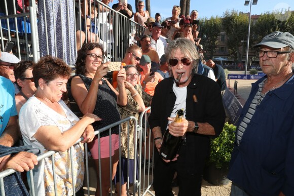 Jacques Dutronc - Challenge Henri Salvador 2019, Un tournoi VIP de Pétanque "Souvenir Henri-Salvador" organisé chaque année à l'Ile-Rousse par le Sport Pétanque Ile-Rousse, en Corse, France, le 13 Septembre 2019. S.Vartan est la marraine d'honneur de cette édition 2019; J.Dutronc est venu pour faire le show, avant le coup d'envoi en faisant sauter le bouchon d'une bouteille et d'aller à la rencontre du public. A noter aussi que les "Amies de Julie" étaient là pour poursuivre leur combat pour J.Douib assassinée au mois de Mars dernier à l'Ile-Rousse par son ex-mari et pour toutes les violences faites aux femmes. © Olivier Sanchez/Crystal/Bestimage