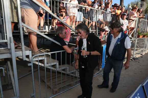 Jacques Dutronc - Challenge Henri Salvador 2019, Un tournoi VIP de Pétanque "Souvenir Henri-Salvador" organisé chaque année à l'Ile-Rousse par le Sport Pétanque Ile-Rousse, en Corse, France, le 13 Septembre 2019. S.Vartan est la marraine d'honneur de cette édition 2019; J.Dutronc est venu pour faire le show, avant le coup d'envoi en faisant sauter le bouchon d'une bouteille et d'aller à la rencontre du public. A noter aussi que les "Amies de Julie" étaient là pour poursuivre leur combat pour J.Douib assassinée au mois de Mars dernier à l'Ile-Rousse par son ex-mari et pour toutes les violences faites aux femmes. © Olivier Sanchez/Crystal/Bestimage