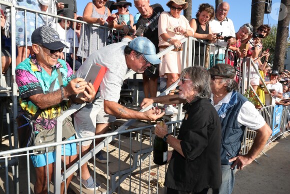 Jacques Dutronc - Challenge Henri Salvador 2019, Un tournoi VIP de Pétanque "Souvenir Henri-Salvador" organisé chaque année à l'Ile-Rousse par le Sport Pétanque Ile-Rousse, en Corse, France, le 13 Septembre 2019. S.Vartan est la marraine d'honneur de cette édition 2019; J.Dutronc est venu pour faire le show, avant le coup d'envoi en faisant sauter le bouchon d'une bouteille et d'aller à la rencontre du public. A noter aussi que les "Amies de Julie" étaient là pour poursuivre leur combat pour J.Douib assassinée au mois de Mars dernier à l'Ile-Rousse par son ex-mari et pour toutes les violences faites aux femmes. © Olivier Sanchez/Crystal/Bestimage