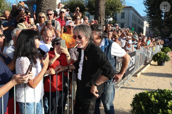 Jacques Dutronc - Challenge Henri Salvador 2019, Un tournoi VIP de Pétanque "Souvenir Henri-Salvador" organisé chaque année à l'Ile-Rousse par le Sport Pétanque Ile-Rousse, en Corse, France, le 13 Septembre 2019. S.Vartan est la marraine d'honneur de cette édition 2019; J.Dutronc est venu pour faire le show, avant le coup d'envoi en faisant sauter le bouchon d'une bouteille et d'aller à la rencontre du public. A noter aussi que les "Amies de Julie" étaient là pour poursuivre leur combat pour J.Douib assassinée au mois de Mars dernier à l'Ile-Rousse par son ex-mari et pour toutes les violences faites aux femmes. © Olivier Sanchez/Crystal/Bestimage