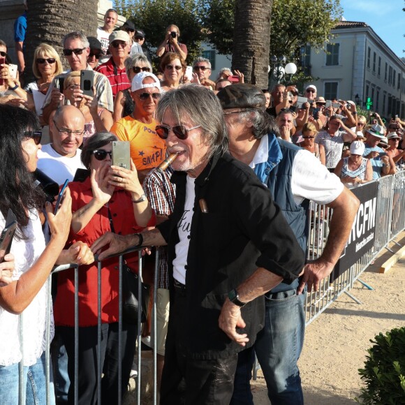 Jacques Dutronc - Challenge Henri Salvador 2019, Un tournoi VIP de Pétanque "Souvenir Henri-Salvador" organisé chaque année à l'Ile-Rousse par le Sport Pétanque Ile-Rousse, en Corse, France, le 13 Septembre 2019. S.Vartan est la marraine d'honneur de cette édition 2019; J.Dutronc est venu pour faire le show, avant le coup d'envoi en faisant sauter le bouchon d'une bouteille et d'aller à la rencontre du public. A noter aussi que les "Amies de Julie" étaient là pour poursuivre leur combat pour J.Douib assassinée au mois de Mars dernier à l'Ile-Rousse par son ex-mari et pour toutes les violences faites aux femmes. © Olivier Sanchez/Crystal/Bestimage