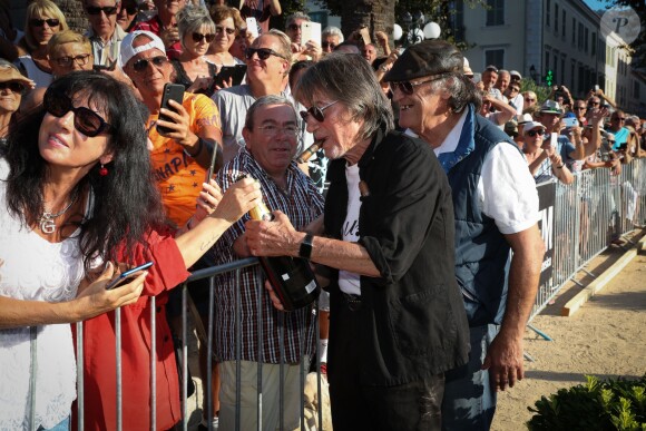 Jacques Dutronc - Challenge Henri Salvador 2019, Un tournoi VIP de Pétanque "Souvenir Henri-Salvador" organisé chaque année à l'Ile-Rousse par le Sport Pétanque Ile-Rousse, en Corse, France, le 13 Septembre 2019. S.Vartan est la marraine d'honneur de cette édition 2019; J.Dutronc est venu pour faire le show, avant le coup d'envoi en faisant sauter le bouchon d'une bouteille et d'aller à la rencontre du public. A noter aussi que les "Amies de Julie" étaient là pour poursuivre leur combat pour J.Douib assassinée au mois de Mars dernier à l'Ile-Rousse par son ex-mari et pour toutes les violences faites aux femmes. © Olivier Sanchez/Crystal/Bestimage