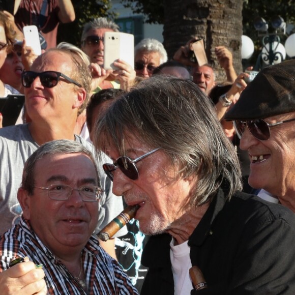 Jacques Dutronc - Challenge Henri Salvador 2019, Un tournoi VIP de Pétanque "Souvenir Henri-Salvador" organisé chaque année à l'Ile-Rousse par le Sport Pétanque Ile-Rousse, en Corse, France, le 13 Septembre 2019. S.Vartan est la marraine d'honneur de cette édition 2019; J.Dutronc est venu pour faire le show, avant le coup d'envoi en faisant sauter le bouchon d'une bouteille et d'aller à la rencontre du public. A noter aussi que les "Amies de Julie" étaient là pour poursuivre leur combat pour J.Douib assassinée au mois de Mars dernier à l'Ile-Rousse par son ex-mari et pour toutes les violences faites aux femmes. © Olivier Sanchez/Crystal/Bestimage