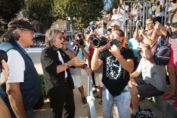 Jacques Dutronc - Challenge Henri Salvador 2019, Un tournoi VIP de Pétanque "Souvenir Henri-Salvador" organisé chaque année à l'Ile-Rousse par le Sport Pétanque Ile-Rousse, en Corse, France, le 13 Septembre 2019. S.Vartan est la marraine d'honneur de cette édition 2019; J.Dutronc est venu pour faire le show, avant le coup d'envoi en faisant sauter le bouchon d'une bouteille et d'aller à la rencontre du public. A noter aussi que les "Amies de Julie" étaient là pour poursuivre leur combat pour J.Douib assassinée au mois de Mars dernier à l'Ile-Rousse par son ex-mari et pour toutes les violences faites aux femmes. © Olivier Sanchez/Crystal/Bestimage