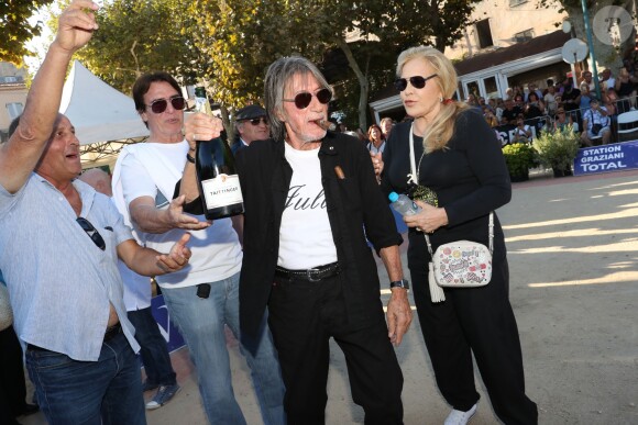 Tony Scotti, Sylvie Vartan, Jacques Dutronc, Michel Mallory - Challenge Henri Salvador 2019, Un tournoi VIP de Pétanque "Souvenir Henri-Salvador" organisé chaque année à l'Ile-Rousse par le Sport Pétanque Ile-Rousse, en Corse, France, le 13 Septembre 2019. S.Vartan est la marraine d'honneur de cette édition 2019; J.Dutronc est venu pour faire le show, avant le coup d'envoi en faisant sauter le bouchon d'une bouteille et d'aller à la rencontre du public. A noter aussi que les "Amies de Julie" étaient là pour poursuivre leur combat pour J.Douib assassinée au mois de Mars dernier à l'Ile-Rousse par son ex-mari et pour toutes les violences faites aux femmes. © Olivier Sanchez/Crystal/Bestimage