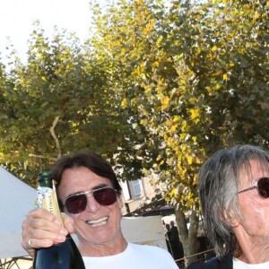 Tony Scotti, Sylvie Vartan, Jacques Dutronc, Michel Mallory - Challenge Henri Salvador 2019, Un tournoi VIP de Pétanque "Souvenir Henri-Salvador" organisé chaque année à l'Ile-Rousse par le Sport Pétanque Ile-Rousse, en Corse, France, le 13 Septembre 2019. S.Vartan est la marraine d'honneur de cette édition 2019; J.Dutronc est venu pour faire le show, avant le coup d'envoi en faisant sauter le bouchon d'une bouteille et d'aller à la rencontre du public. A noter aussi que les "Amies de Julie" étaient là pour poursuivre leur combat pour J.Douib assassinée au mois de Mars dernier à l'Ile-Rousse par son ex-mari et pour toutes les violences faites aux femmes. © Olivier Sanchez/Crystal/Bestimage