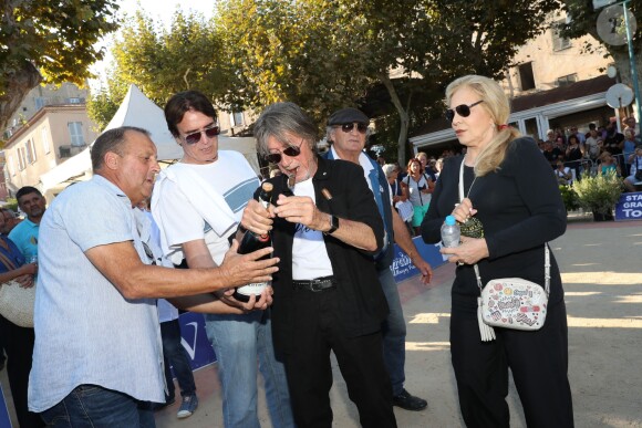 Tony Scotti, Sylvie Vartan, Jacques Dutronc, Michel Mallory - Challenge Henri Salvador 2019, Un tournoi VIP de Pétanque "Souvenir Henri-Salvador" organisé chaque année à l'Ile-Rousse par le Sport Pétanque Ile-Rousse, en Corse, France, le 13 Septembre 2019. S.Vartan est la marraine d'honneur de cette édition 2019; J.Dutronc est venu pour faire le show, avant le coup d'envoi en faisant sauter le bouchon d'une bouteille et d'aller à la rencontre du public. A noter aussi que les "Amies de Julie" étaient là pour poursuivre leur combat pour J.Douib assassinée au mois de Mars dernier à l'Ile-Rousse par son ex-mari et pour toutes les violences faites aux femmes. © Olivier Sanchez/Crystal/Bestimage