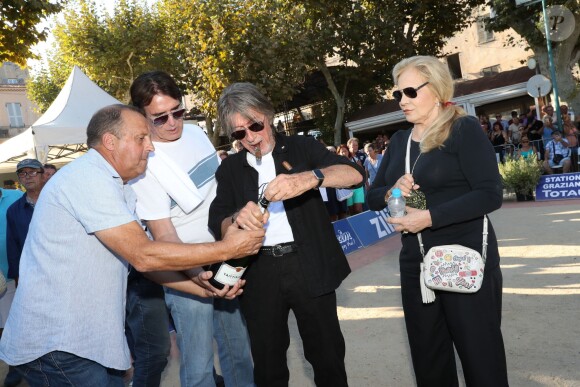 Tony Scotti, Sylvie Vartan, Jacques Dutronc, Michel Mallory - Challenge Henri Salvador 2019, Un tournoi VIP de Pétanque "Souvenir Henri-Salvador" organisé chaque année à l'Ile-Rousse par le Sport Pétanque Ile-Rousse, en Corse, France, le 13 Septembre 2019. S.Vartan est la marraine d'honneur de cette édition 2019; J.Dutronc est venu pour faire le show, avant le coup d'envoi en faisant sauter le bouchon d'une bouteille et d'aller à la rencontre du public. A noter aussi que les "Amies de Julie" étaient là pour poursuivre leur combat pour J.Douib assassinée au mois de Mars dernier à l'Ile-Rousse par son ex-mari et pour toutes les violences faites aux femmes. © Olivier Sanchez/Crystal/Bestimage