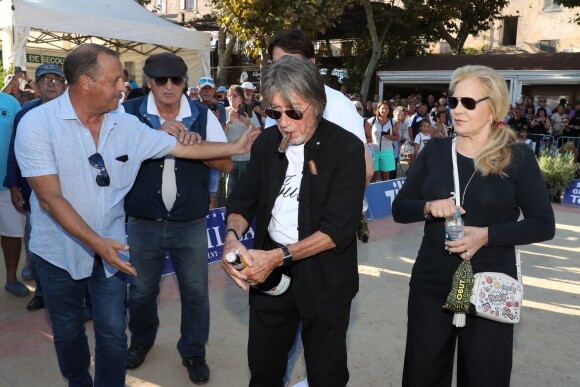 Tony Scotti, Sylvie Vartan, Jacques Dutronc, Michel Mallory - Challenge Henri Salvador 2019, Un tournoi VIP de Pétanque "Souvenir Henri-Salvador" organisé chaque année à l'Ile-Rousse par le Sport Pétanque Ile-Rousse, en Corse, France, le 13 Septembre 2019. S.Vartan est la marraine d'honneur de cette édition 2019; J.Dutronc est venu pour faire le show, avant le coup d'envoi en faisant sauter le bouchon d'une bouteille et d'aller à la rencontre du public. A noter aussi que les "Amies de Julie" étaient là pour poursuivre leur combat pour J.Douib assassinée au mois de Mars dernier à l'Ile-Rousse par son ex-mari et pour toutes les violences faites aux femmes. © Olivier Sanchez/Crystal/Bestimage