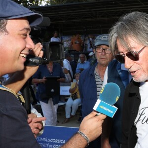 Jacques Dutronc - Challenge Henri Salvador 2019, Un tournoi VIP de Pétanque "Souvenir Henri-Salvador" organisé chaque année à l'Ile-Rousse par le Sport Pétanque Ile-Rousse, en Corse, France, le 13 Septembre 2019. S.Vartan est la marraine d'honneur de cette édition 2019; J.Dutronc est venu pour faire le show, avant le coup d'envoi en faisant sauter le bouchon d'une bouteille et d'aller à la rencontre du public. A noter aussi que les "Amies de Julie" étaient là pour poursuivre leur combat pour J.Douib assassinée au mois de Mars dernier à l'Ile-Rousse par son ex-mari et pour toutes les violences faites aux femmes. © Olivier Sanchez/Crystal/Bestimage