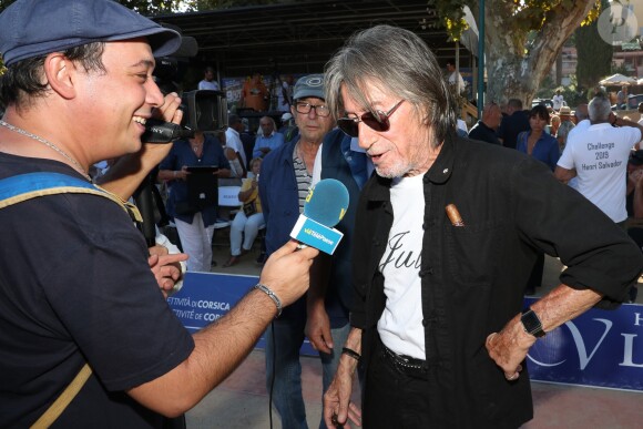 Jacques Dutronc - Challenge Henri Salvador 2019, Un tournoi VIP de Pétanque "Souvenir Henri-Salvador" organisé chaque année à l'Ile-Rousse par le Sport Pétanque Ile-Rousse, en Corse, France, le 13 Septembre 2019. S.Vartan est la marraine d'honneur de cette édition 2019; J.Dutronc est venu pour faire le show, avant le coup d'envoi en faisant sauter le bouchon d'une bouteille et d'aller à la rencontre du public. A noter aussi que les "Amies de Julie" étaient là pour poursuivre leur combat pour J.Douib assassinée au mois de Mars dernier à l'Ile-Rousse par son ex-mari et pour toutes les violences faites aux femmes. © Olivier Sanchez/Crystal/Bestimage