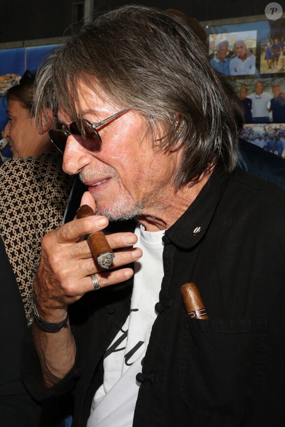 Jacques Dutronc - Challenge Henri Salvador 2019, Un tournoi VIP de Pétanque "Souvenir Henri-Salvador" organisé chaque année à l'Ile-Rousse par le Sport Pétanque Ile-Rousse, en Corse, France, le 13 Septembre 2019. S.Vartan est la marraine d'honneur de cette édition 2019; J.Dutronc est venu pour faire le show, avant le coup d'envoi en faisant sauter le bouchon d'une bouteille et d'aller à la rencontre du public. A noter aussi que les "Amies de Julie" étaient là pour poursuivre leur combat pour J.Douib assassinée au mois de Mars dernier à l'Ile-Rousse par son ex-mari et pour toutes les violences faites aux femmes. © Olivier Sanchez/Crystal/Bestimage