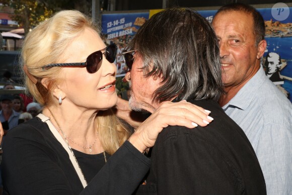 Sylvie Vartan, Jacques Dutronc - Challenge Henri Salvador 2019, Un tournoi VIP de Pétanque "Souvenir Henri-Salvador" organisé chaque année à l'Ile-Rousse par le Sport Pétanque Ile-Rousse, en Corse, France, le 13 Septembre 2019. S.Vartan est la marraine d'honneur de cette édition 2019; J.Dutronc est venu pour faire le show, avant le coup d'envoi en faisant sauter le bouchon d'une bouteille et d'aller à la rencontre du public. A noter aussi que les "Amies de Julie" étaient là pour poursuivre leur combat pour J.Douib assassinée au mois de Mars dernier à l'Ile-Rousse par son ex-mari et pour toutes les violences faites aux femmes. © Olivier Sanchez/Crystal/Bestimage