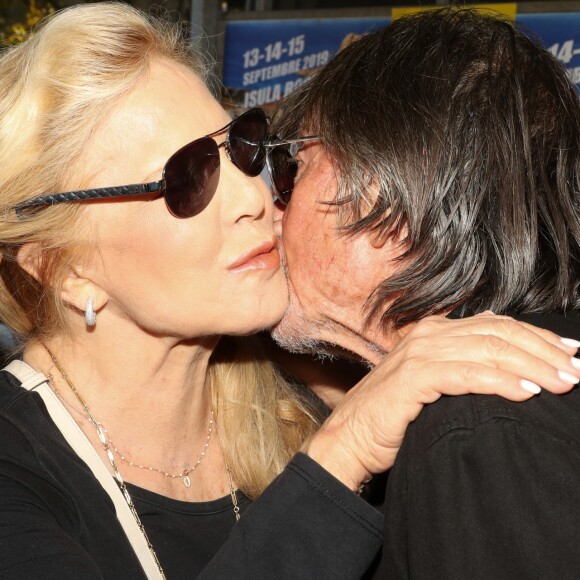 Sylvie Vartan, Jacques Dutronc - Challenge Henri Salvador 2019, Un tournoi VIP de Pétanque "Souvenir Henri-Salvador" organisé chaque année à l'Ile-Rousse par le Sport Pétanque Ile-Rousse, en Corse, France, le 13 Septembre 2019. S.Vartan est la marraine d'honneur de cette édition 2019; J.Dutronc est venu pour faire le show, avant le coup d'envoi en faisant sauter le bouchon d'une bouteille et d'aller à la rencontre du public. A noter aussi que les "Amies de Julie" étaient là pour poursuivre leur combat pour J.Douib assassinée au mois de Mars dernier à l'Ile-Rousse par son ex-mari et pour toutes les violences faites aux femmes. © Olivier Sanchez/Crystal/Bestimage