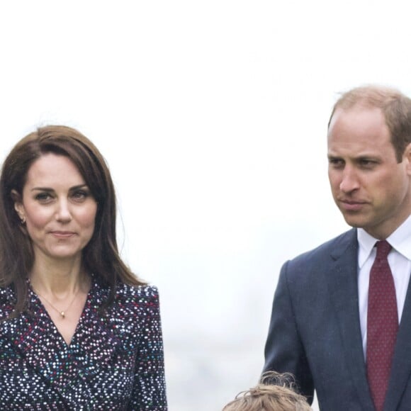 Le prince William, duc de Cambridge et Catherine Kate Middleton, duchesse de Cambridge rencontrent des jeunes fans de rugby sur le parvis des droits de l'homme au Trocadéro à Paris le 18 mars 2017. © Olivier Borde / Cyril Moreau / Bestimage