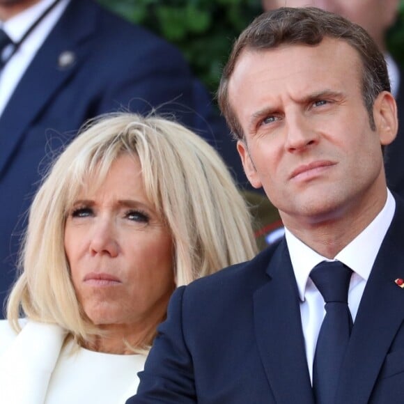 Le président Emmanuel Macron et sa femme Brigitte lors de la cérémonie franco - américaine au cimetière américain de Colleville sur Mer le 6 juin 2019 dans le cadre du 75e anniversaire du débarquement. © Stéphane Lemouton / Bestimage