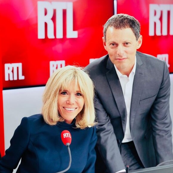 Marc-Olivier Fogiel et Brigitte Macron dans les studios de RTL. Une interview d'une heure diffusée le 20 juin 2019.