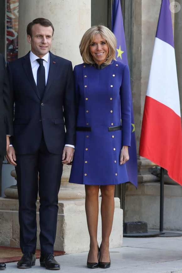 Le président Emmanuel Macron, la première dame Brigitte Macron - Le président de la République française et la première dame raccompagnent le président de la République populaire de Chine et sa femme à l'issue de la visite d'Etat de 2 jours qui s'achève par un entretien au palais de l'Elysée à Paris le 26 mars 2019. © Stéphane Lemouton / Bestimage