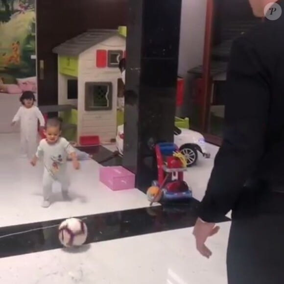 Cristiano Ronaldo publie une vidéo de lui échangeant des passes avec son fils Mateo, un an et demi. Instagram, le 6 avril 2019.