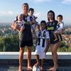 Cristiano Ronaldo pose avec sa compagne Georgina Rodriguez et ses quatre enfants Cristiano Jr, Mateo, Eva et Alana Martina. Tous sont aux couleurs de la Juventus de Turin. Instagram, le 21 août 2018.