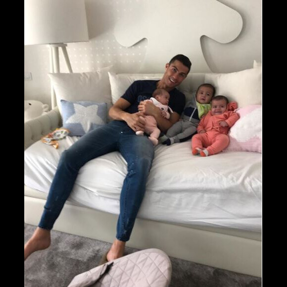 Cristiano Ronaldo "retenu prisonnier" par ses trois bébés, Alana Martina et les jumeaux Eva et Mateo, dans une photo partagée sur Instagram le 26 décembre 2017.