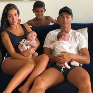 Cristiano Ronaldo pose avec ses jumeaux de deux mois, Eva et Mateo, son fils Cristiano Jr, 7 ans et sa compagne Georgina Rodriguez (enceinte). Instagram, le 27 août 2017.