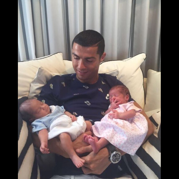 Cristiano Ronaldo pose pour la toute première fois avec ses jumeaux maeto et Eva. Photo postée sur Instagram le 29 juin 2017.