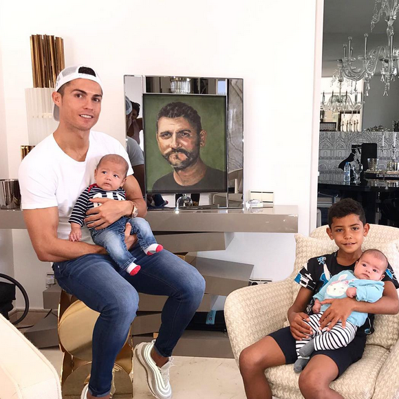 Photo de Cristiano Ronaldo et ses trois enfants, Cristiano Jr, Eva et Mateo. Septembre 2017.