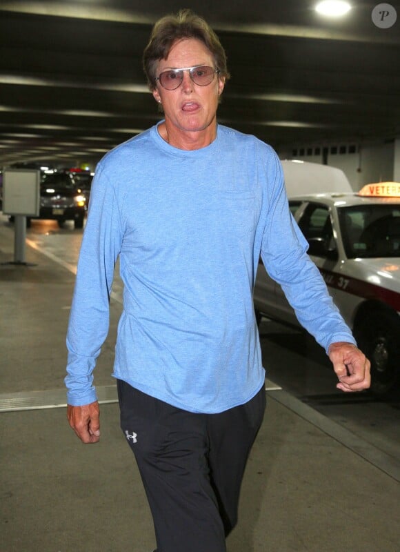 Exclusif - Bruce Jenner à l'aéroport Logan, à Boston, le 21 mai 2012.