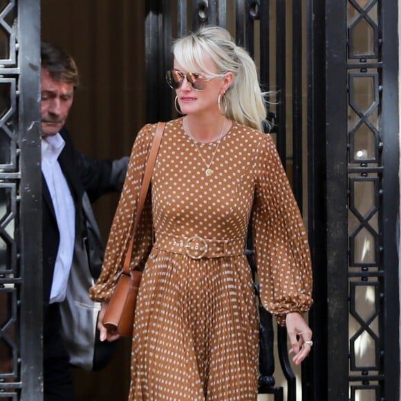 Laeticia Hallyday sort des bureaux de son avocat à Paris le 18 septembre 2019. Elle est accompagnée de maître Jacques Verrecchia, l'avocat de ses filles Jade et Joy.