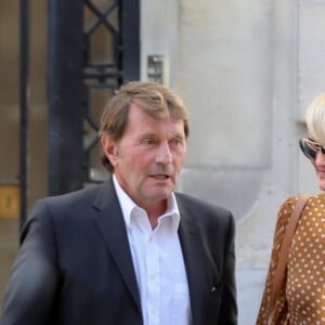 Laeticia Hallyday sort des bureaux de son avocat à Paris le 18 septembre 2019. Elle est accompagnée de maître Jacques Verrecchia, l'avocat de ses filles Jade et Joy.