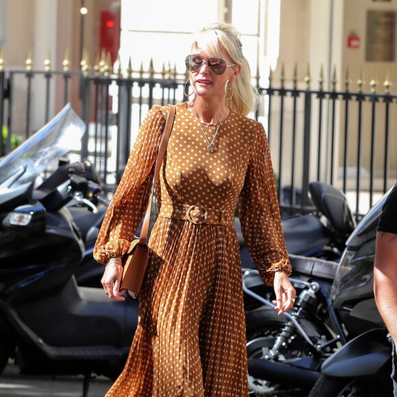 Laeticia Hallyday sort des bureaux de son avocat à Paris le 18 septembre 2019.