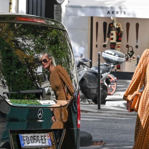 Laeticia Hallyday sort des bureaux de son avocat à Paris le 18 septembre 2019 avec Carl, son chauffeur et garde du corps.