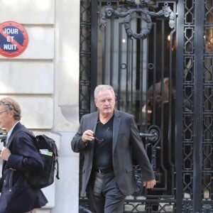 André Boudou (le père de Laeticia Hallyday) sort de chez son nouvel avocat Maitre Pierre Pradier (qui est à la même adresse que Maître Ardavan Amir-Aslani, l'ancien avocat) à Paris le 18 septembre 2019. Il est accompagné de Maître Gilles Gauer. 