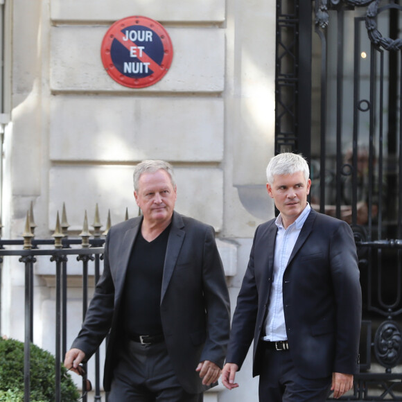 André Boudou (le père de Laeticia Hallyday) sort de chez son nouvel avocat Maitre Pierre Pradier (qui est à la même adresse que Maître Ardavan Amir-Aslani, l'ancien avocat) à Paris le 18 septembre 2019. Il est accompagné de Maître Gilles Gauer.