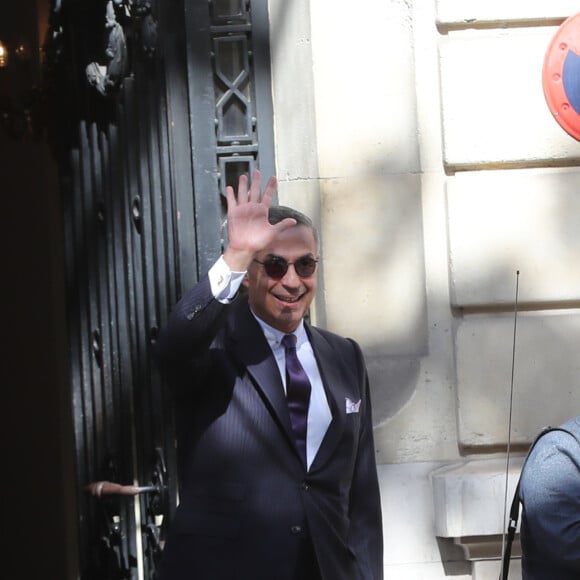 Maître Ardavan Amir-Aslani, ex-avocat de Laeticia Hallyday,  sort de son cabinet situé à la même adresse, à Paris le 18 septembre 2019.