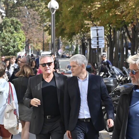 André Boudou (le père de Laeticia Hallyday) sort de chez son nouvel avocat Maitre Pierre Pradier (qui est à la même adresse que Maître Ardavan Amir-Aslani, l'ancien avocat) à Paris le 18 septembre 2019. Il est accompagné de Maître Gilles Gauer.