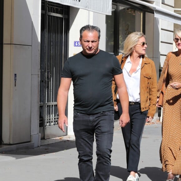 Laeticia Hallyday sort d'un déjeuner au restaurant Hanawa Paris avec son amie Marie Poniatowski et Carl, son chauffeur et garde du corps, le 18 septembre 2019. 