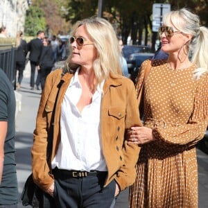 Laeticia Hallyday sort d'un déjeuner au restaurant Hanawa Paris avec son amie Marie Poniatowski, le 18 septembre 2019.