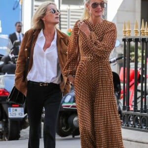 Laeticia Hallyday sort d'un déjeuner au restaurant Hanawa Paris avec son amie Marie Poniatowski, le 18 septembre 2019.