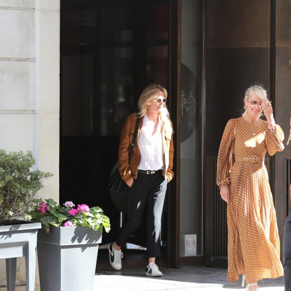 Laeticia Hallyday sort d'un déjeuner au restaurant Hanawa Paris avec son amie Marie Poniatowski, le 18 septembre 2019.