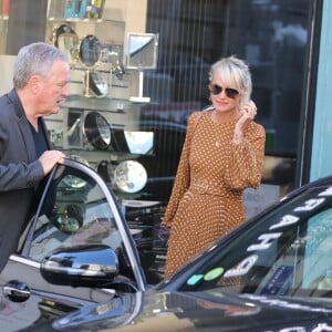 André Boudou et sa fille Laeticia Hallyday - Laeticia.Hallyday sort du cabinet de ses nouveaux avocats avec son père et ils marchent avenue Montaigne à Paris le 18 septembre 2019. La petite troupe marche tranquillement jusqu'à une épicerie fine (Bellota - Bellota) où Laeticia fait quelques achats. Son père s'est lui-même chargé du pain. Avant de remonter en voiture pour aller déguster à la maison de Marnes la Coquette, Laeticia fait un rapide passage à la pharmacie.