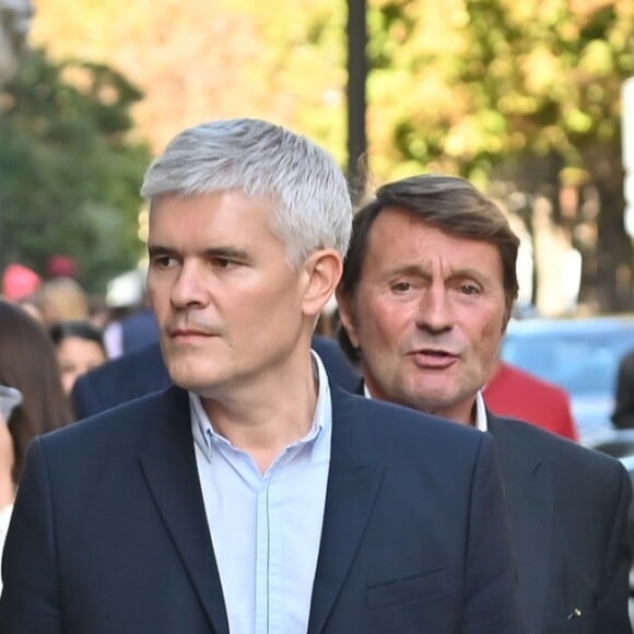 André Boudou, le père de Laeticia Hallyday, maître Gilles Gauer, avocat, maître Jacques Verrecchia (représente Jade et Joy), Laeticia Hallyday, Carl (chauffeur et garde du corps) - Laeticia.Hallyday sort du cabinet de ses nouveaux avocats avec son père et ils marchent avenue Montaigne à Paris le 18 septembre 2019. La petite troupe marche tranquillement jusqu'à une épicerie fine (Bellota - Bellota) où Laeticia fait quelques achats. Son père s'est lui-même chargé du pain. Avant de remonter en voiture pour aller déguster à la maison de Marnes la Coquette, Laeticia fait un rapide passage à la pharmacie.