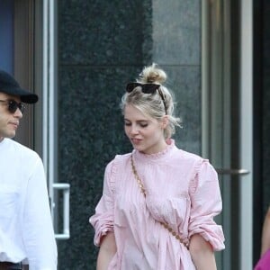 Rami Malek et sa compagne Lucy Boynton font les courses à New York, le 13 juillet 2019. New York, July 13th, 2019.