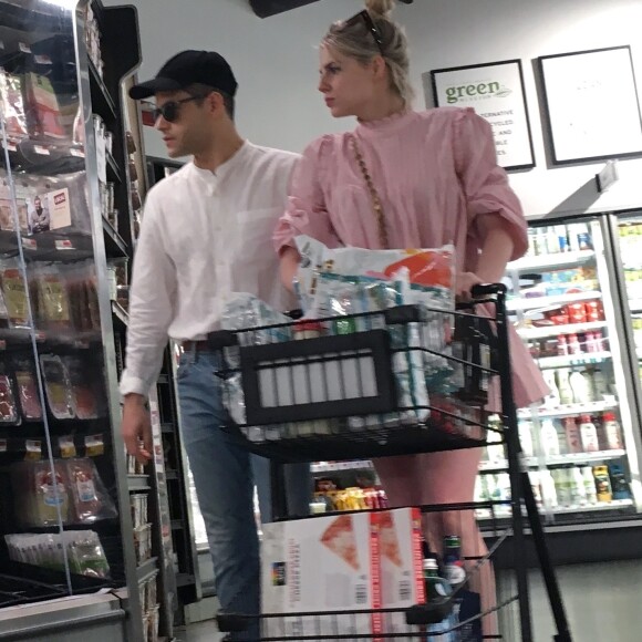 Rami Malek et sa compagne Lucy Boynton font les courses à New York, le 13 juillet 2019.