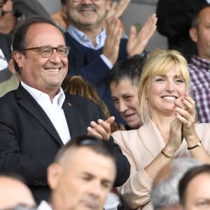 François Hollande et sa compagne Julie Gayet assistent au match de rugby du Top 14 opposant Brive (CAB) à Clermont (ASM) au stade Amédée-Domenech à Brive-la-Gaillarde, France, le 8 septembre 2019. Brive à gagné 28-21. © Anthony Bibard/Panoramic/Bestimage