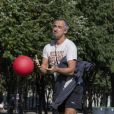 Sébastien Thoen - 2ème édition du "Bootcamp des Ambassadeurs" aux Invalides à Paris, le 21 septembre 2019. L'Agence de Communication Sandra and co spécialisée dans les relations publiques, presse et évènementiel est en collaboration avec Laetitia Fourcade pour la seconde édition du "Bootcamp des Ambassadeurs" . L'événement "Bootcamp des Ambassadeurs" s'est également affilié à une association appelée "Arts et Mouvement". Marrainée par Laetitia Fourcade. Laetitia a donc souhaité organiser cet évènement Bootcamp autour d'un moment convivial et sportif afin de vous associer à la cause : des femmes victimes de violences. Tous les bénéfices permettront à l'association de pérenniser et de développer des projets à destination des femmes et enfants victimes de violences. Cet événement consiste à rassembler plusieurs participants de tous âges afin de les entrainer à une préparation physique. © Pierre Perusseau/Bestimage