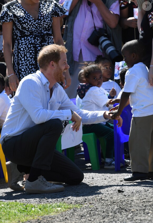 Le prince Harry et Meghan Markle visitent le township de Nyanga, Afrique du Sud le 23 septembre 2019.